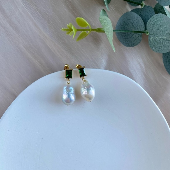 Fresh water pearl earrings/ Huge baroque tear drop round pearls/ Stud zi… - Picture 3 of 6